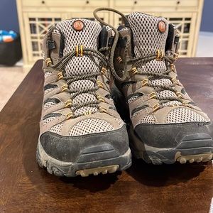 Moab Mid Gore-Tex XCR